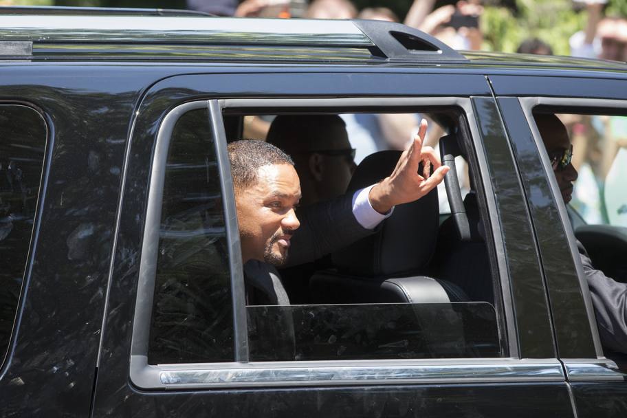 Will Smith saluta la folla da una delle 17 auto del corteo funebre. Ap